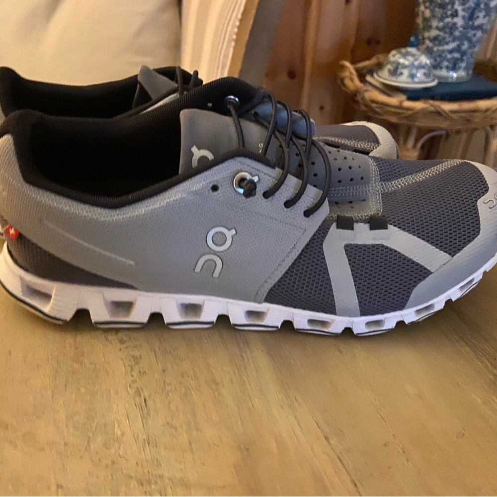 On Cloud womens size 8 running sneakers